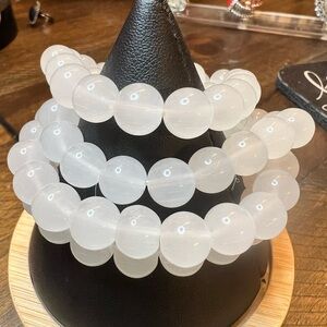 Lot of 4 White Glass Beaded Bracelets - Lot 590